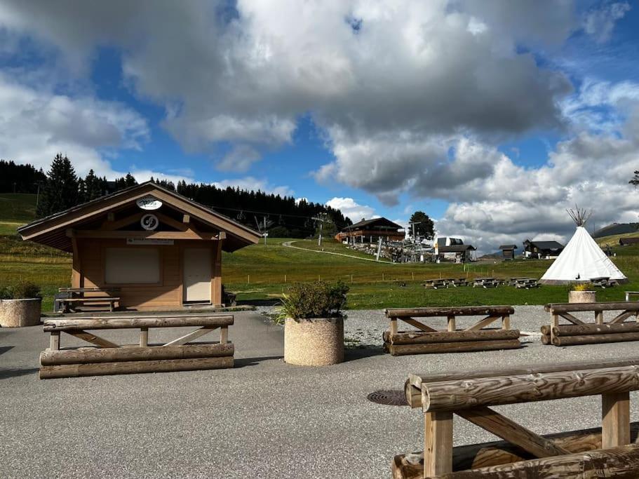 Appartement La Clusaz Avec Terrasse Sur Les Pistes De Ski Manigod Esterno foto